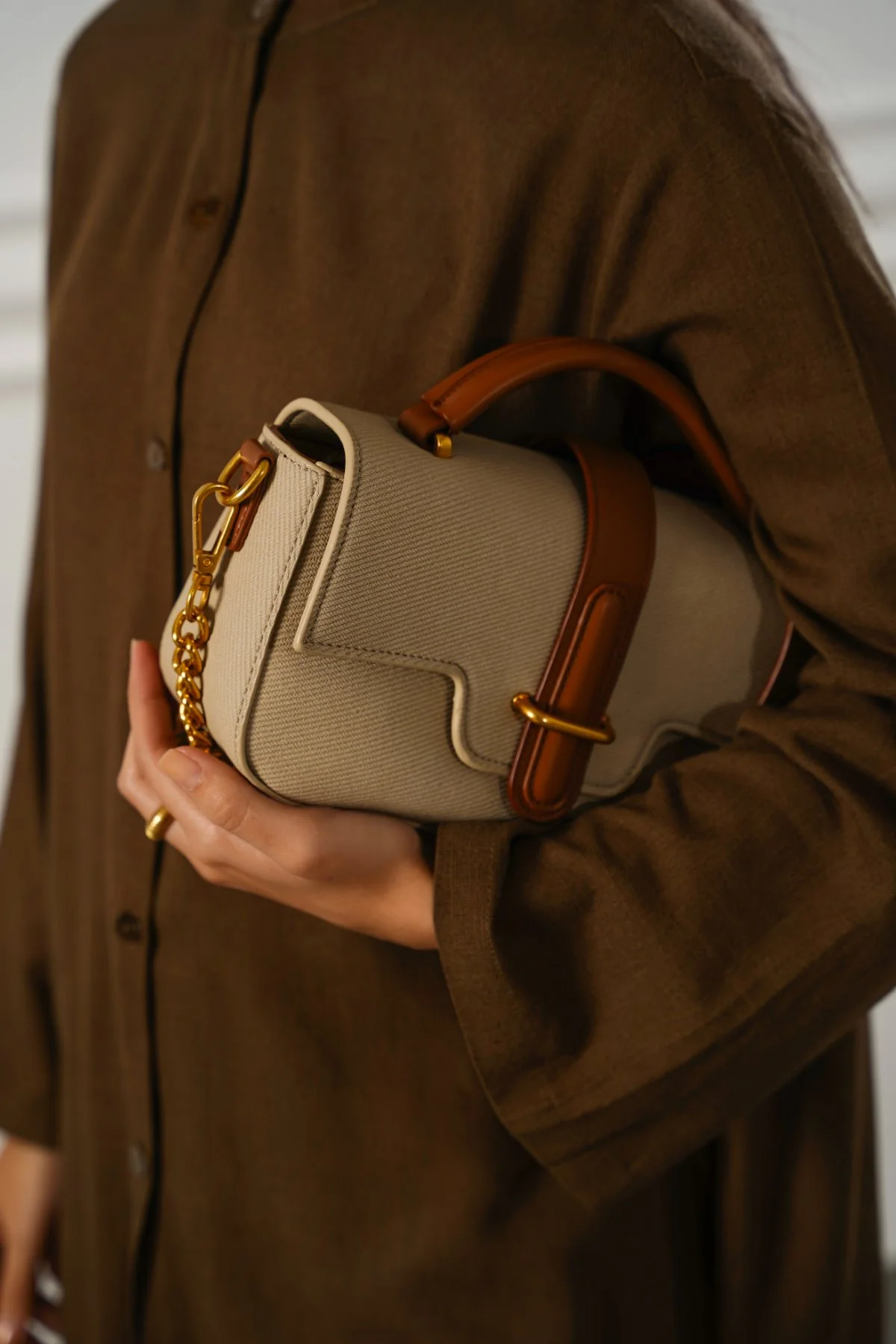 Women's Beige Yolu Top Handle Bag | Canvas Body | Chunky Gold Chain Handle | Tan Leather Trim