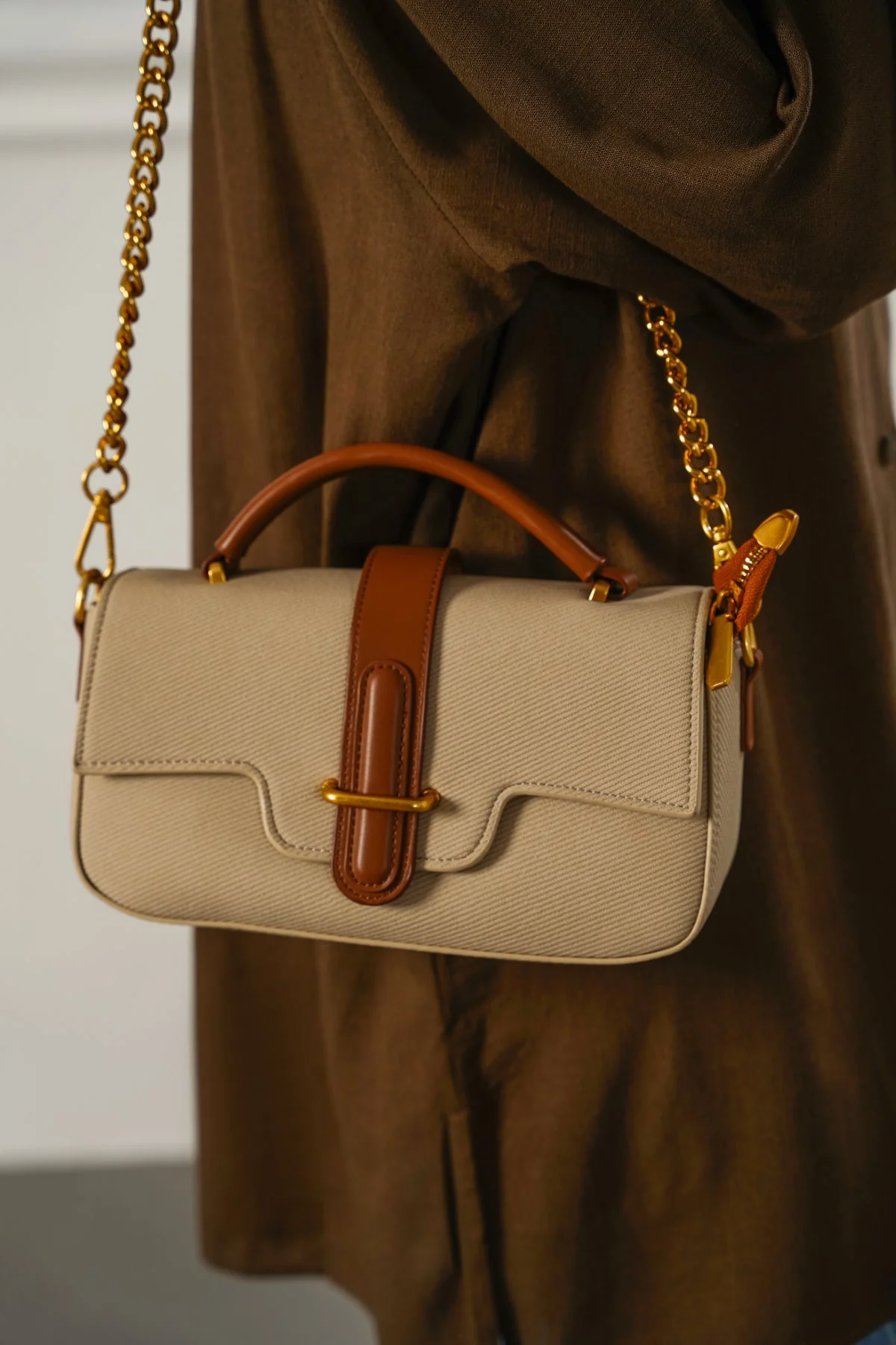 Women's Beige Yolu Top Handle Bag | Canvas Body | Chunky Gold Chain Handle | Tan Leather Trim