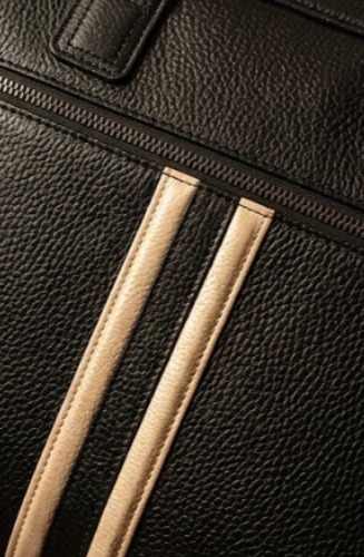 Signature twin gold contrast stripe for bold style distinction